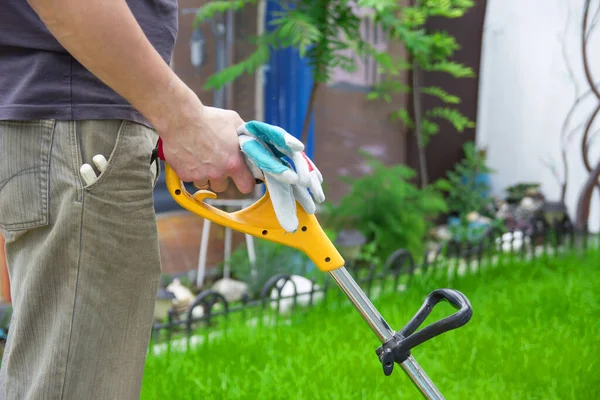 Homme Tond Herbe Avec Une Tondeuse Sur Jardin — Photo