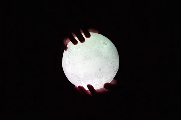 Lune Lumière Dans Main Sur Nuit Cosmos Puissance — Photo