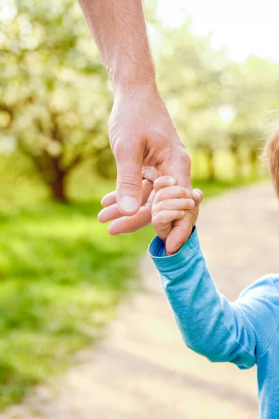 Genitore Che Tiene Mano Del Bambino Con Uno Sfondo Felice — Foto Stock