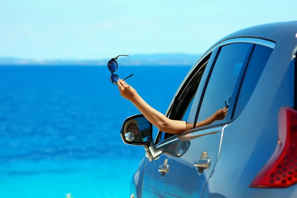 Glückliches Fahrermädchen Mit Sonnenbrille Auto Auf See Sommer — Stockfoto