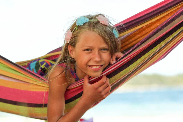 Denize Yakın Bir Hamakta Küçük Mutlu Bir Kız — Stok fotoğraf