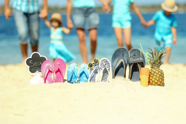 Pantofole Familiari Sulla Sabbia Sulla Spiaggia Estate — Foto Stock