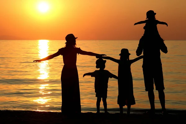 Silhouette Familiare Tramonto Riva Mare Estate — Foto Stock