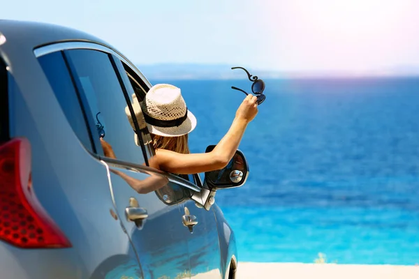Glückliche Fahrerin Mädchen Auto Auf See Sommer — Stockfoto