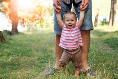 Ebeveyn, küçük mutlu çocuk nafakası konseptini yönetiyor.