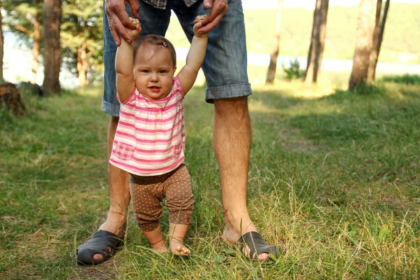 Pai Lidera Mão Uma Criança Pequena Conceito Suporte Natureza — Fotografia de Stock