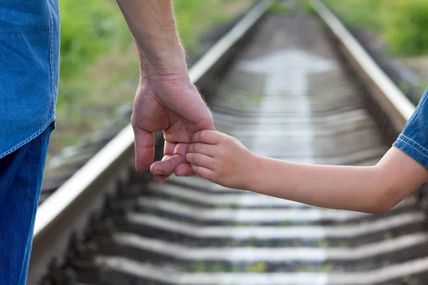 Concepto Padre Sostiene Mano Niño Pequeño Ferrocarril Dirección —  Fotos de Stock