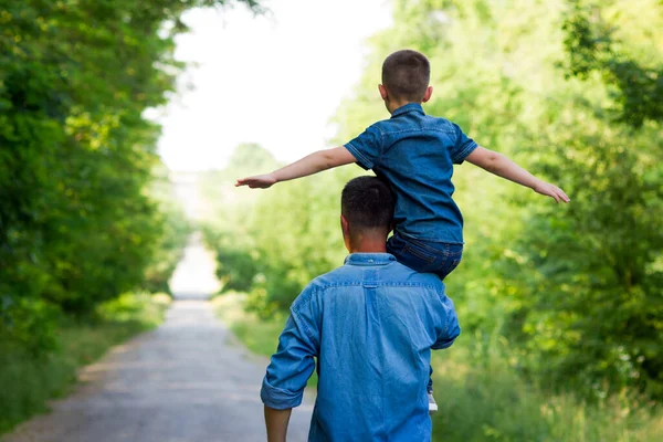 Glücklicher Vater Und Sohn Gehen Die Straße Entlang — Stockfoto