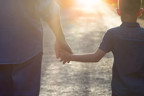 Rodzic Trzyma Rękę Małe Dziecko Chodzić Drodze Koncepcja — Zdjęcie stockowe