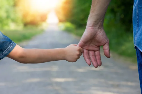 Concepto Padre Sostiene Mano Niño Pequeño Caminar Por Carretera —  Fotos de Stock