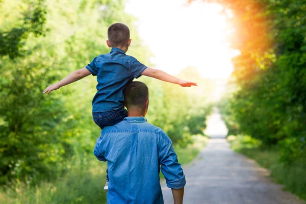 Feliz Padre Hijo Caminan Por Camino —  Fotos de Stock