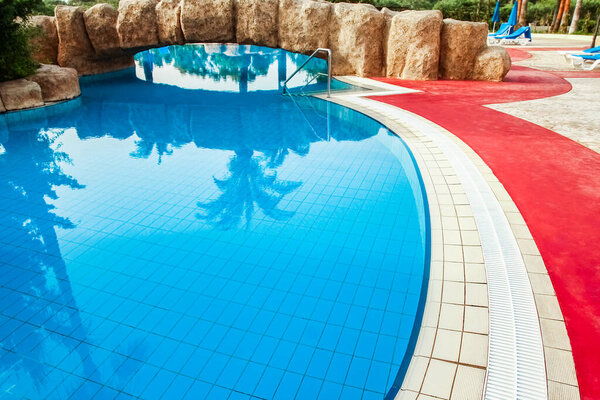 красивый бассейн у моря на фоне природы