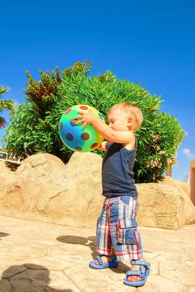 Bambino Felice Con Una Palla Che Gioca Sulla Natura Nel — Foto Stock