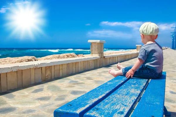 Szczęśliwe Dziecko Ławce Nad Morzem Świeżym Powietrzu — Zdjęcie stockowe