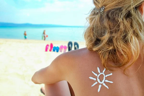 Chica Feliz Mar Con Una Foto Del Sol Espalda —  Fotos de Stock
