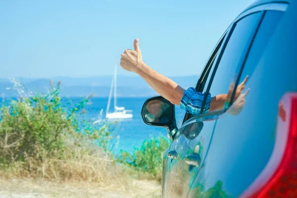Glücklicher Kerl Auto Meer Hintergrund — Stockfoto