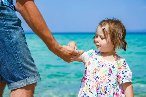 Χέρια Ευτυχισμένου Γονέα Και Παιδιού Στη Θάλασσα Greece Φόντο — Φωτογραφία Αρχείου