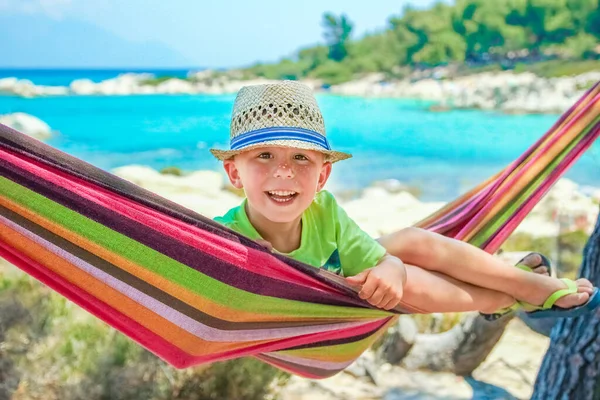 Ευτυχισμένο Παιδί Δίπλα Στη Θάλασσα Στην Αιώρα Στην Ελλάδα — Φωτογραφία Αρχείου