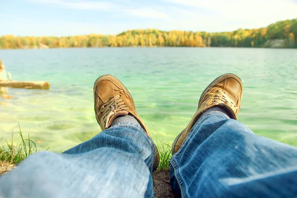 Человек Ноги Обуви Возле Озера — стоковое фото