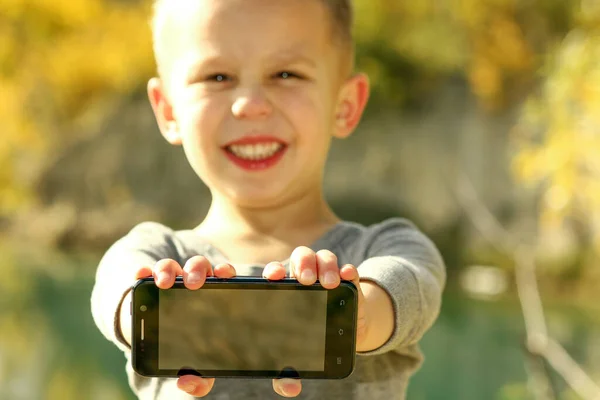 Heureux Petit Garçon Avec Téléphone — Photo