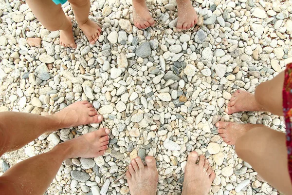 夏には砂浜で家族の足 — ストック写真