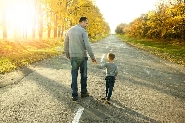 Heureux Père Fils Marcher Dans Nature Marcher Sur Une Route — Photo