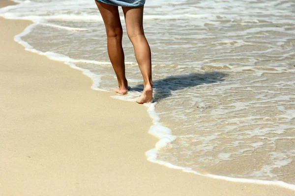 Γυναικεία Πόδια Πατημασιές Στην Άμμο Στην Παραλία Καλοκαίρι — Φωτογραφία Αρχείου