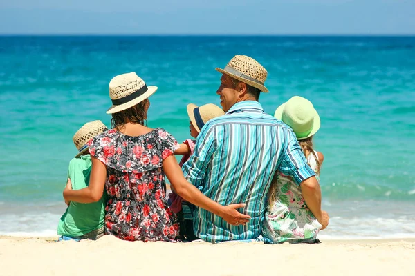 Famiglia Felice Sulla Spiaggia Vicino Mare — Foto Stock