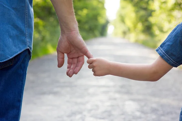 Padre Sostiene Mano Niño Pequeño Familia Concepto Carretera —  Fotos de Stock