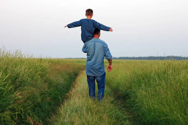 Gelukkig Kind Met Ouders Schouders Lopen Langs Weg Park Achtergrond — Stockfoto