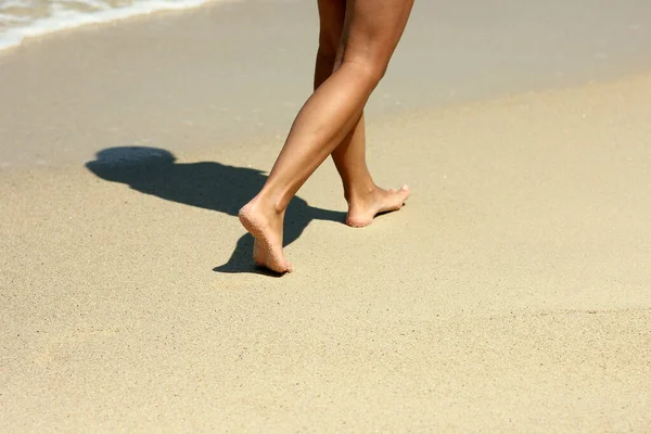 Femmina Foots Impronte Sulla Sabbia Sulla Spiaggia Estate — Foto Stock