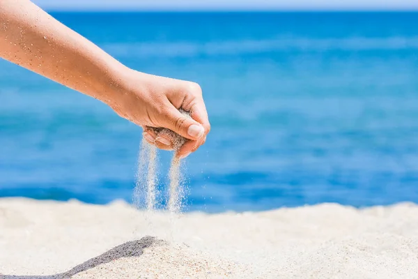 Mãos Despeje Areia Mar Natureza Uma Viagem Férias Areia Mar — Fotografia de Stock