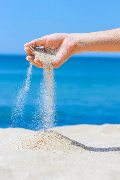 Les Mains Versent Sable Mer Sur Nature Lors Voyage Vacances — Photo