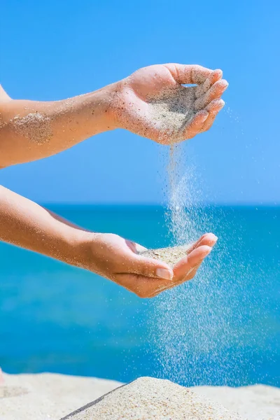 Mãos Despeje Areia Mar Natureza Uma Viagem Férias Areia Mar — Fotografia de Stock