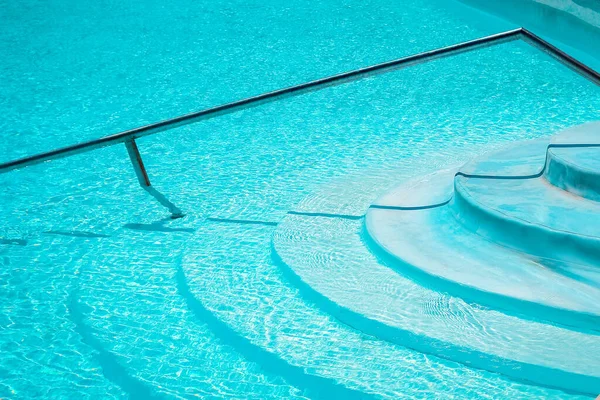 Étapes Escalier Magnifiquement Élégantes Dans Une Piscine Sur Fond Mer — Photo