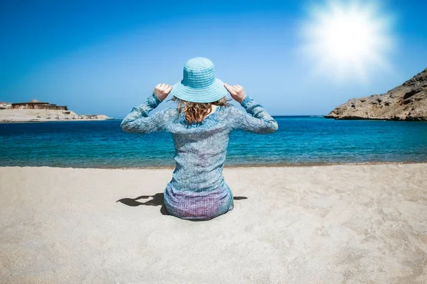 Stijlvol Mooi Meisje Met Hoed Kust Achtergrond — Stockfoto