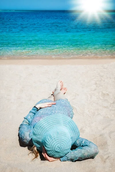 Elegante Chica Hermosa Sombrero Fondo Orilla Del Mar —  Fotos de Stock