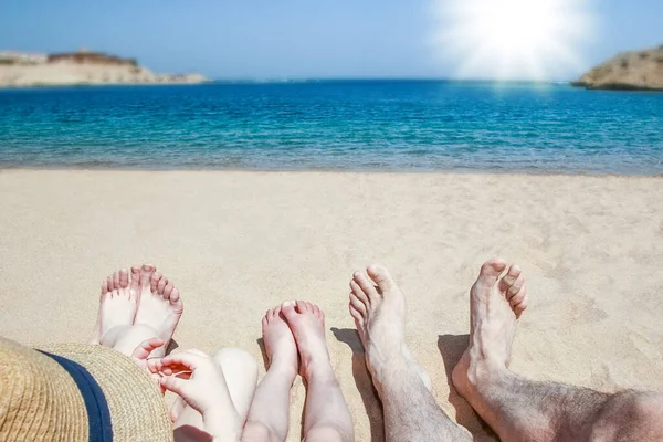 Elegantes Hermosas Piernas Fondo Orilla Del Mar —  Fotos de Stock