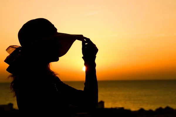 Silhouette Une Fille Sur Une Chaise Sur Fond Nature — Photo