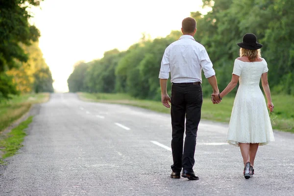 Couple Amour Rétro Marchant Sur Route — Photo