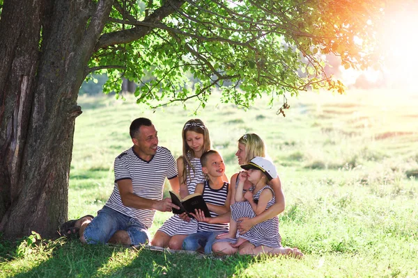 Genç Mutlu Bir Aile Doğada Ncil Okuyor — Stok fotoğraf