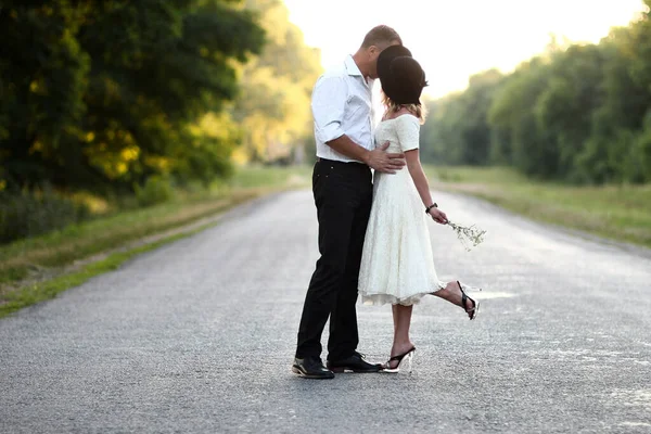 Retro Amor Casal Andando Pela Estrada — Fotografia de Stock