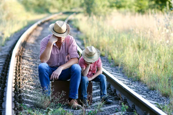 Baba Oğul Kovboylar Birlikte Mutluluk Kavramı — Stok fotoğraf