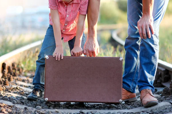 Far Och Son Hjälpreda Hålla Resväska Nära Järnvägen — Stockfoto