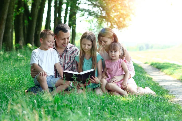 Famiglia Giovane Felice Con Bambini Che Leggono Bibbia Natura — Foto Stock
