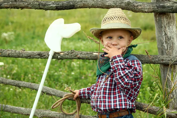 Menino Cowboy Chapéu Com Corda Perto Cerca Natureza — Fotografia de Stock
