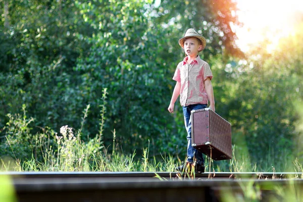 男の子カウボーイスーツケース電車や鉄道の西洋旅行のコンセプトを待っています — ストック写真