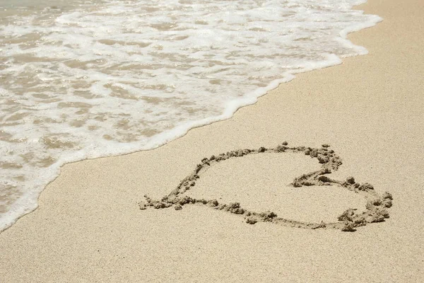 Coeur Dessiné Dans Sable Sur Plage — Photo