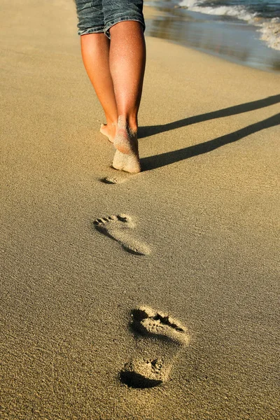 海滩上沙滩上的脚印 — 图库照片
