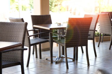 Restoranın dışında bir masa ve sandalyeler.